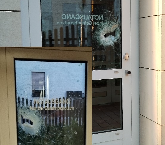 Zerstörte Tür am Rathaus